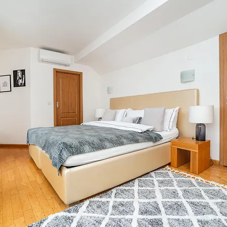 Lavish And Chic Duplex Appartement