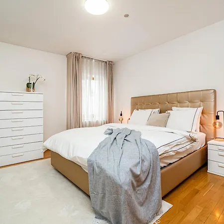 Lavish And Chic Duplex Appartement