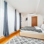 Lavish And Chic Duplex 프라하