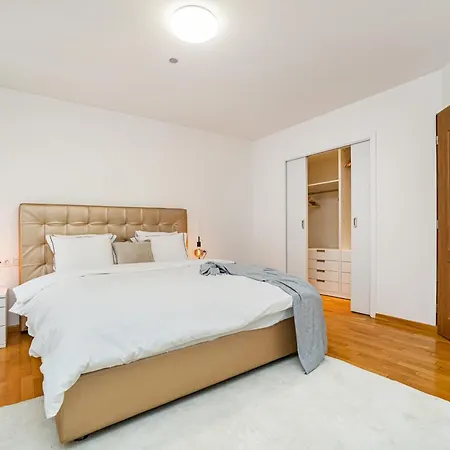 Lavish And Chic Duplex Апартаменты