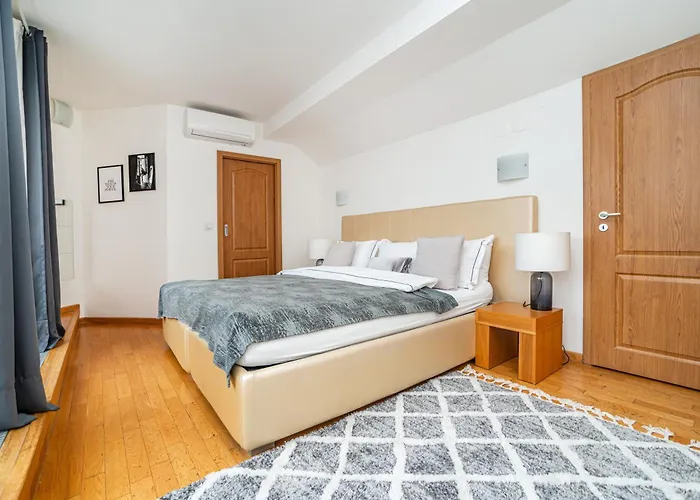 Lavish And Chic Duplex Appartement